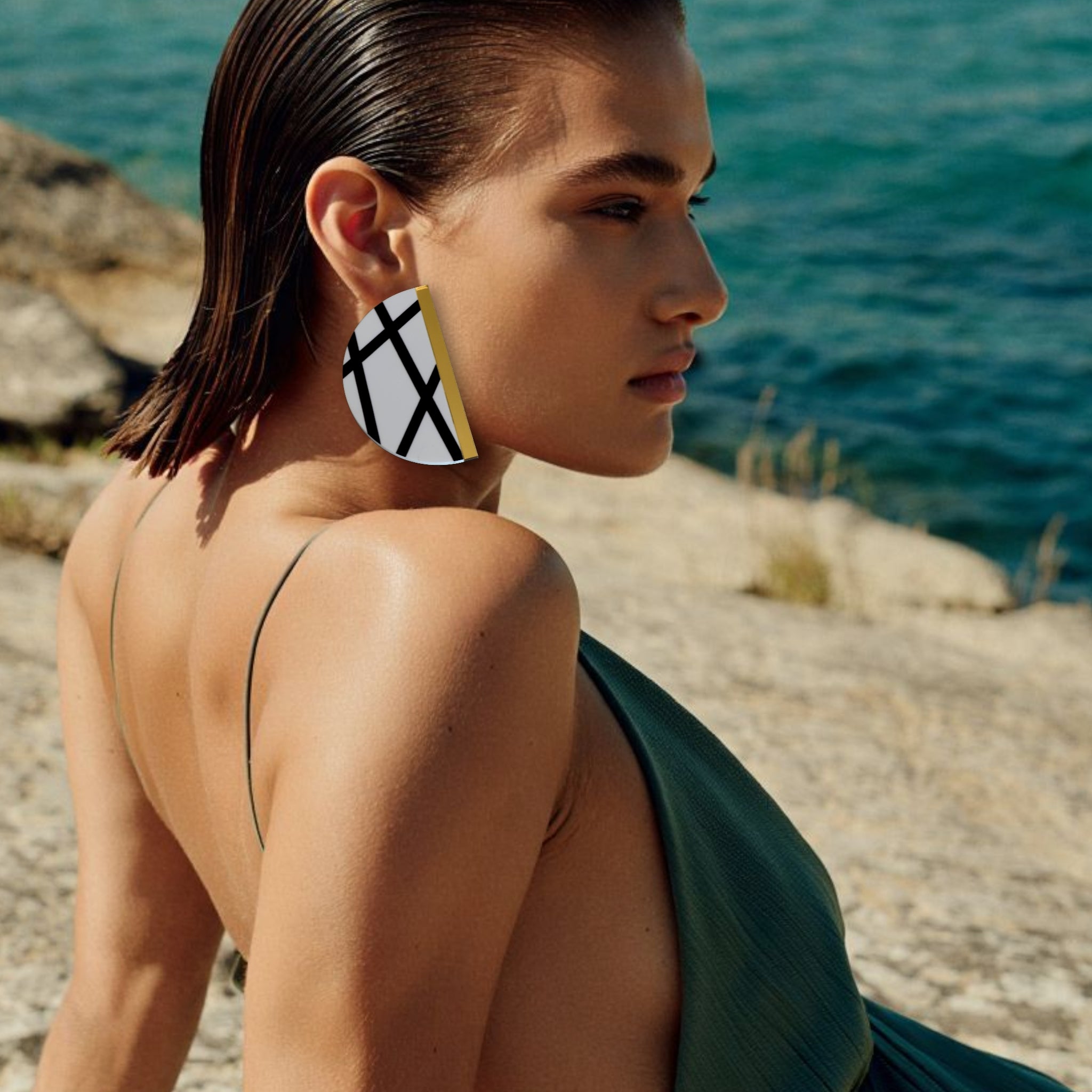 Brincos de festa, brancos e dourados numa modelo