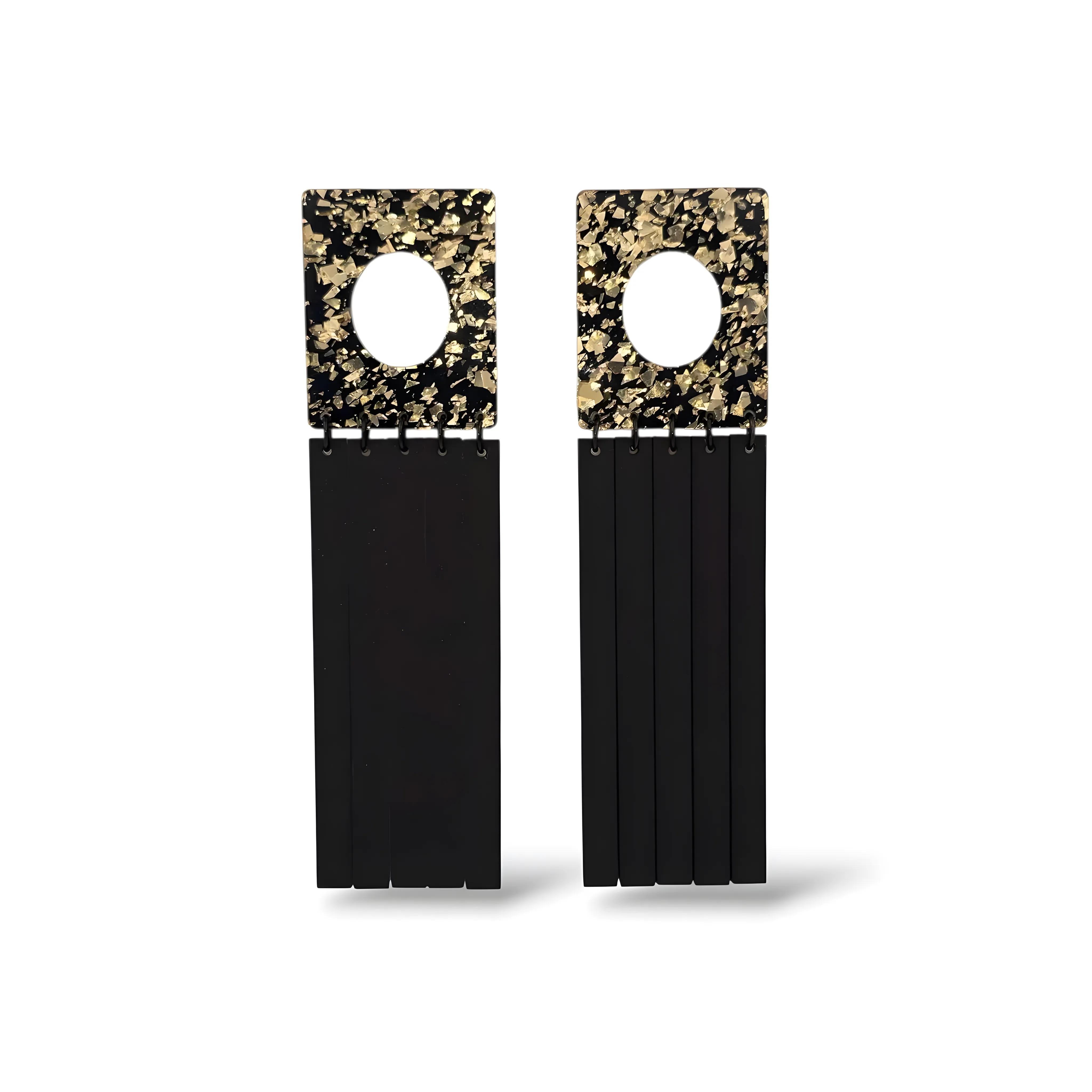 Par de brincos geométricos pretos com base quadrada dourada marmorizada e tiras retangulares pendentes