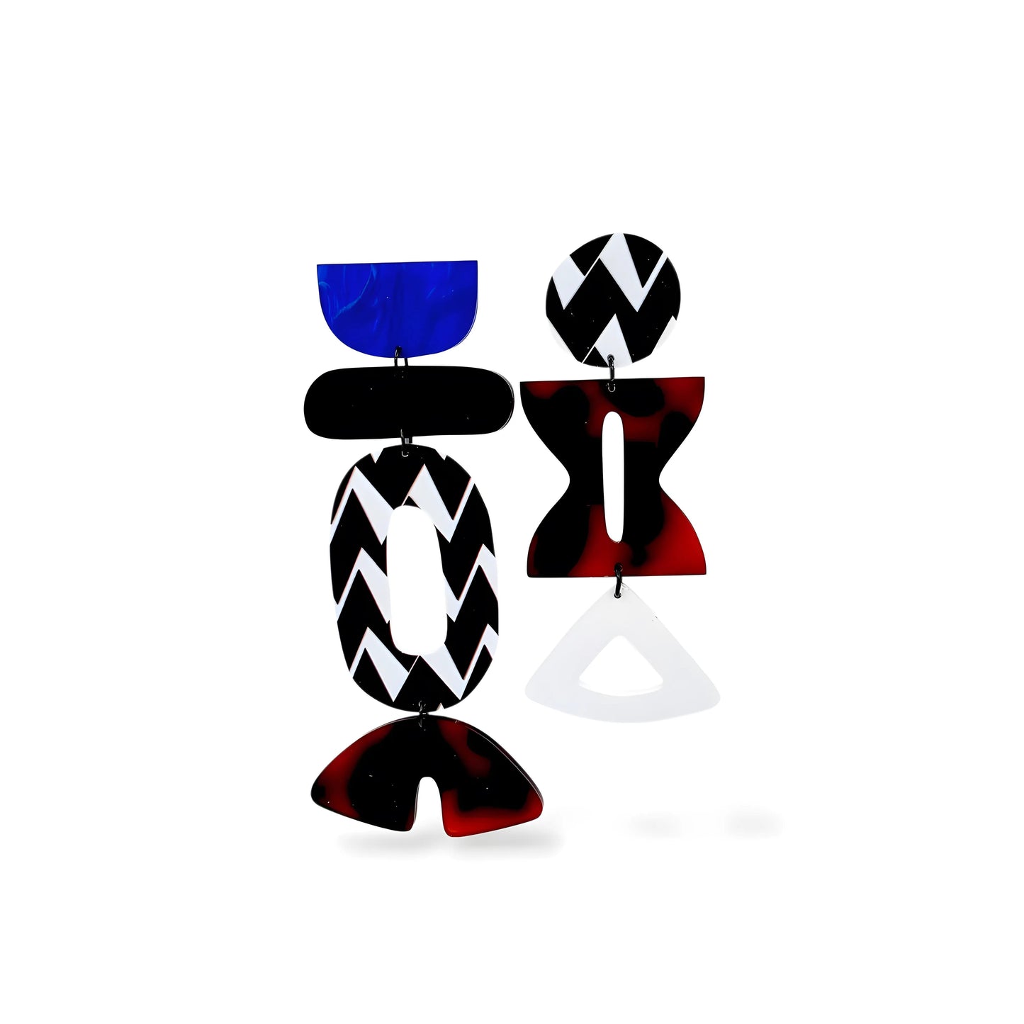 Par de brincos geométricos assimétricos com formas variadas nas cores preto, branco, azul e padrão tortoise