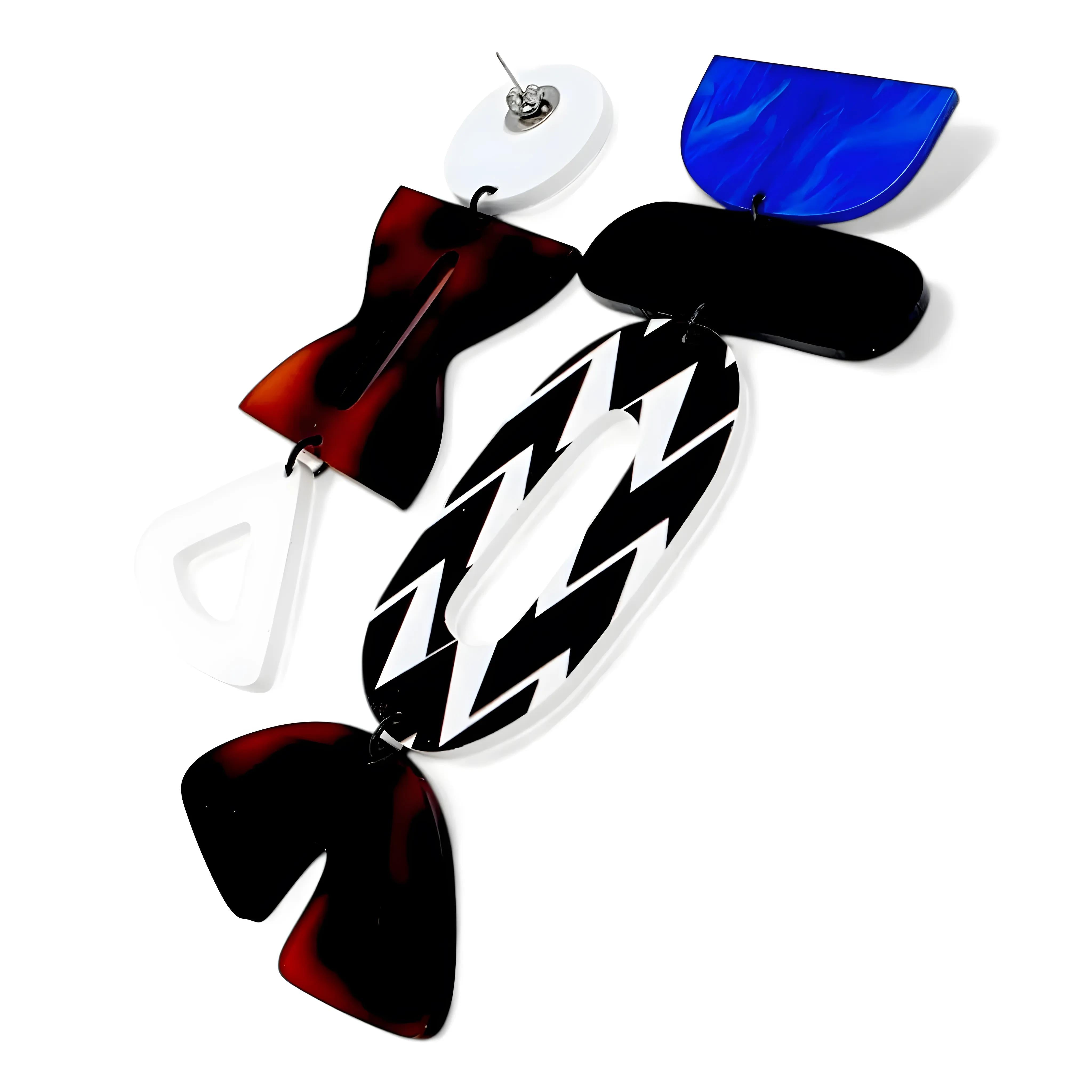 Brincos geométricos assimétricos multicoloridos vistos de costas, mostrando o fecho