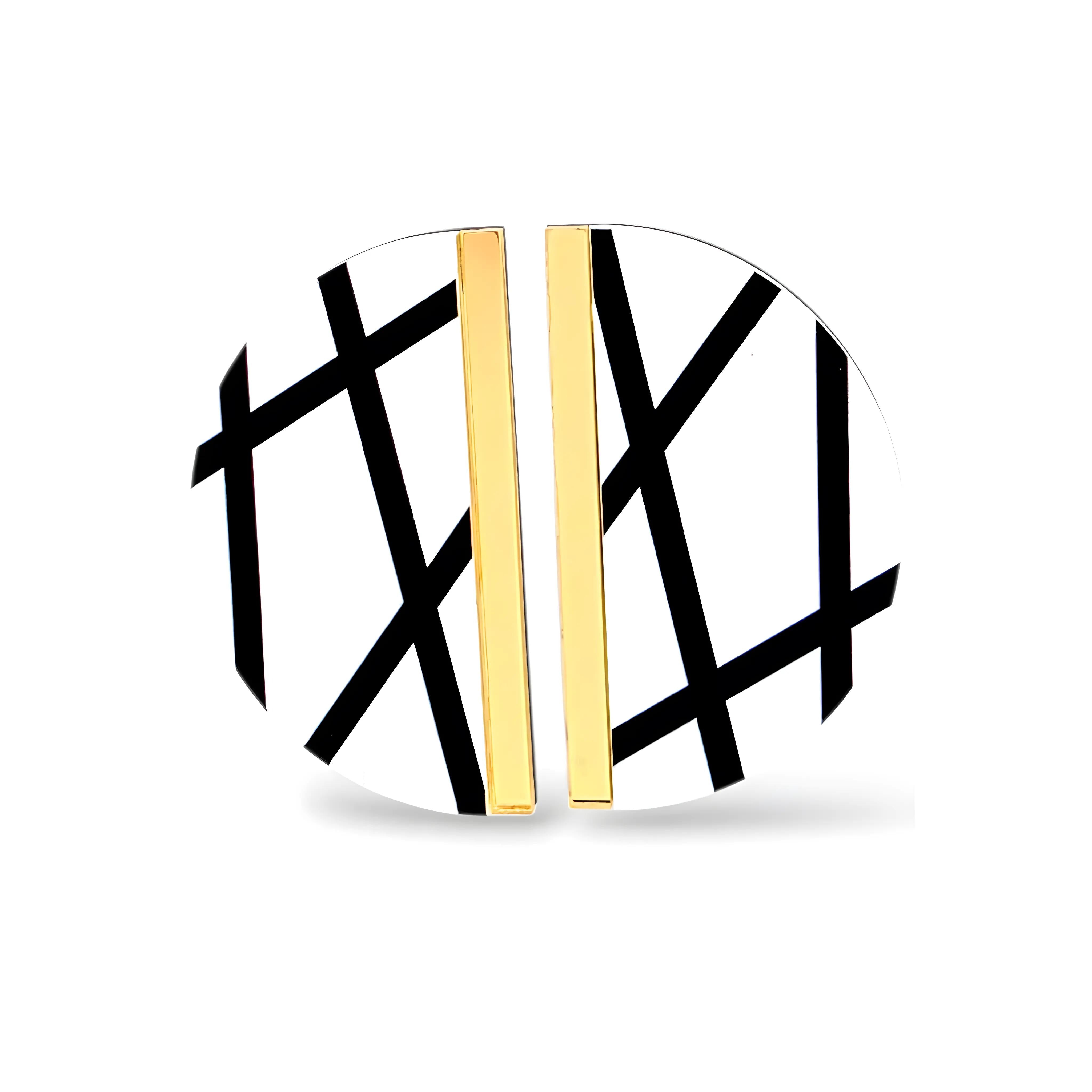 Par de brincos meia-lua brancos com linhas pretas geométricas e faixa dourada