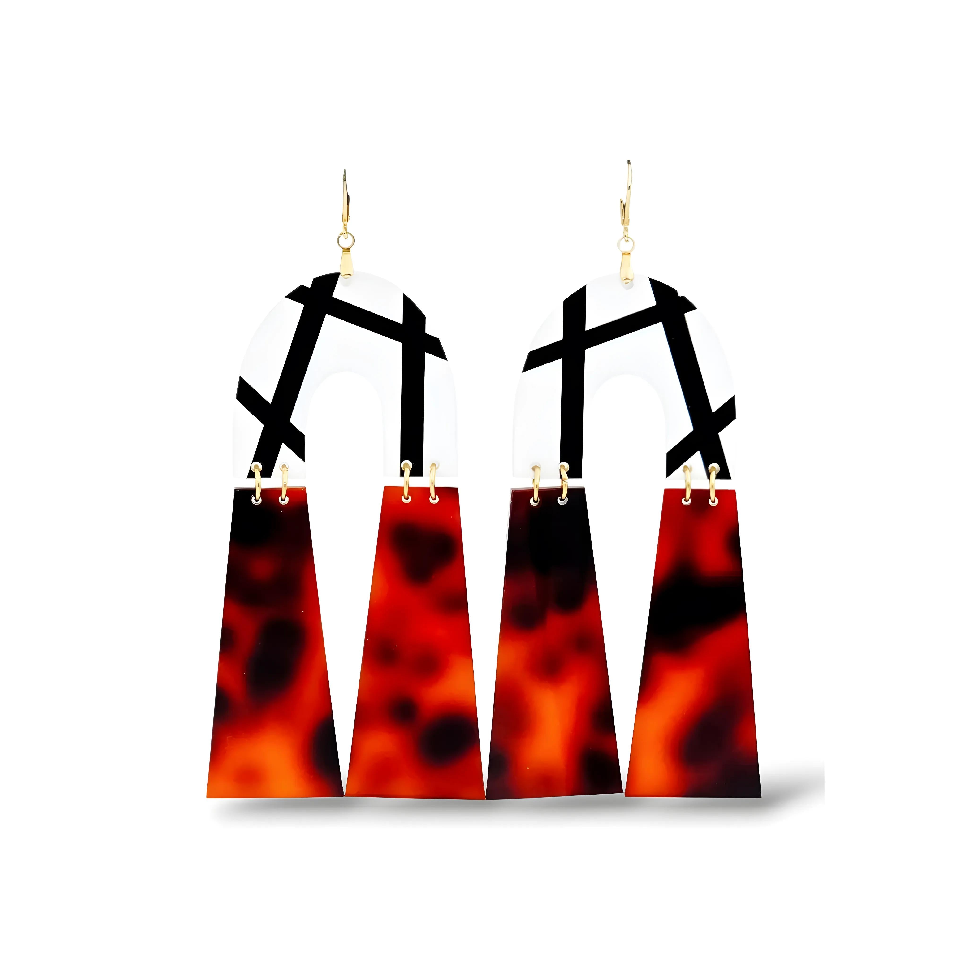 Par de brincos geométricos com base branca e detalhe em padrão tartaruga castanho e preto