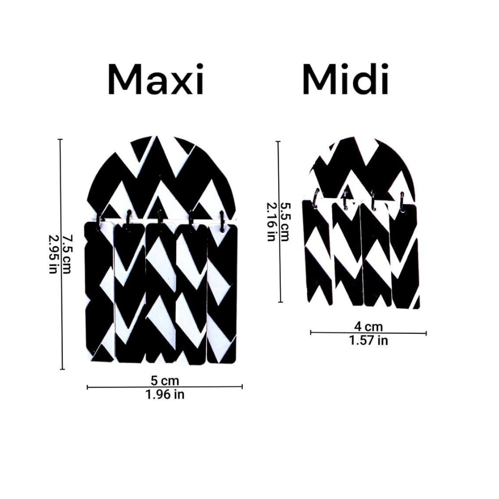 Brincos geométricos preto e branco com padrão zigue-zague mostrando medidas em centímetros e polegadas