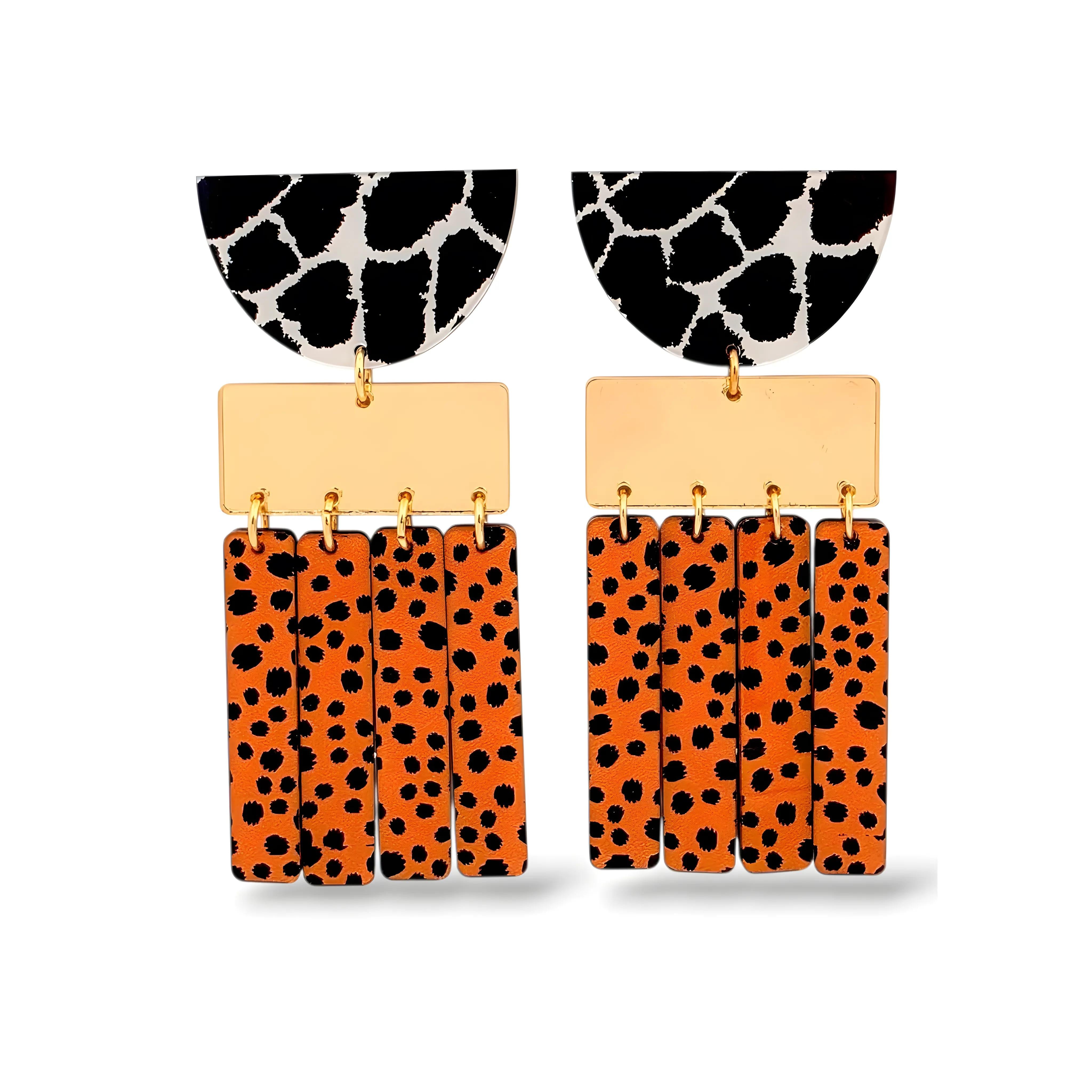 Par de brincos geométricos com mix de estampas animal print em preto, branco e laranja com detalhes dourado