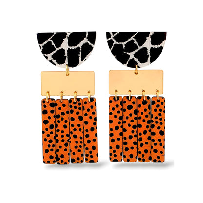 Par de brincos geométricos com mix de estampas animal print em preto, branco e laranja com detalhes dourado
