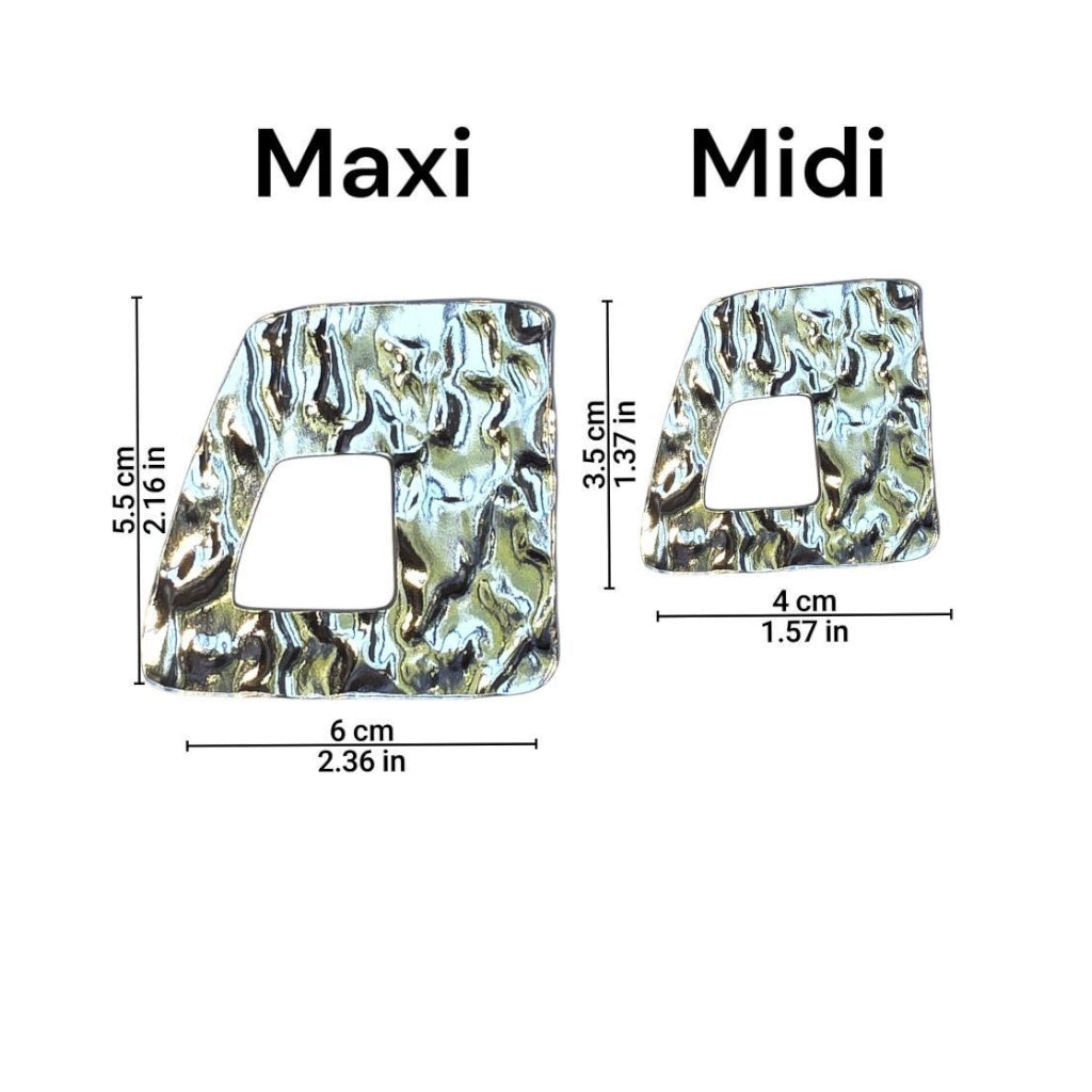 Brincos prateados com textura martelada e recorte geométrico mostrando medidas em centímetros e polegada