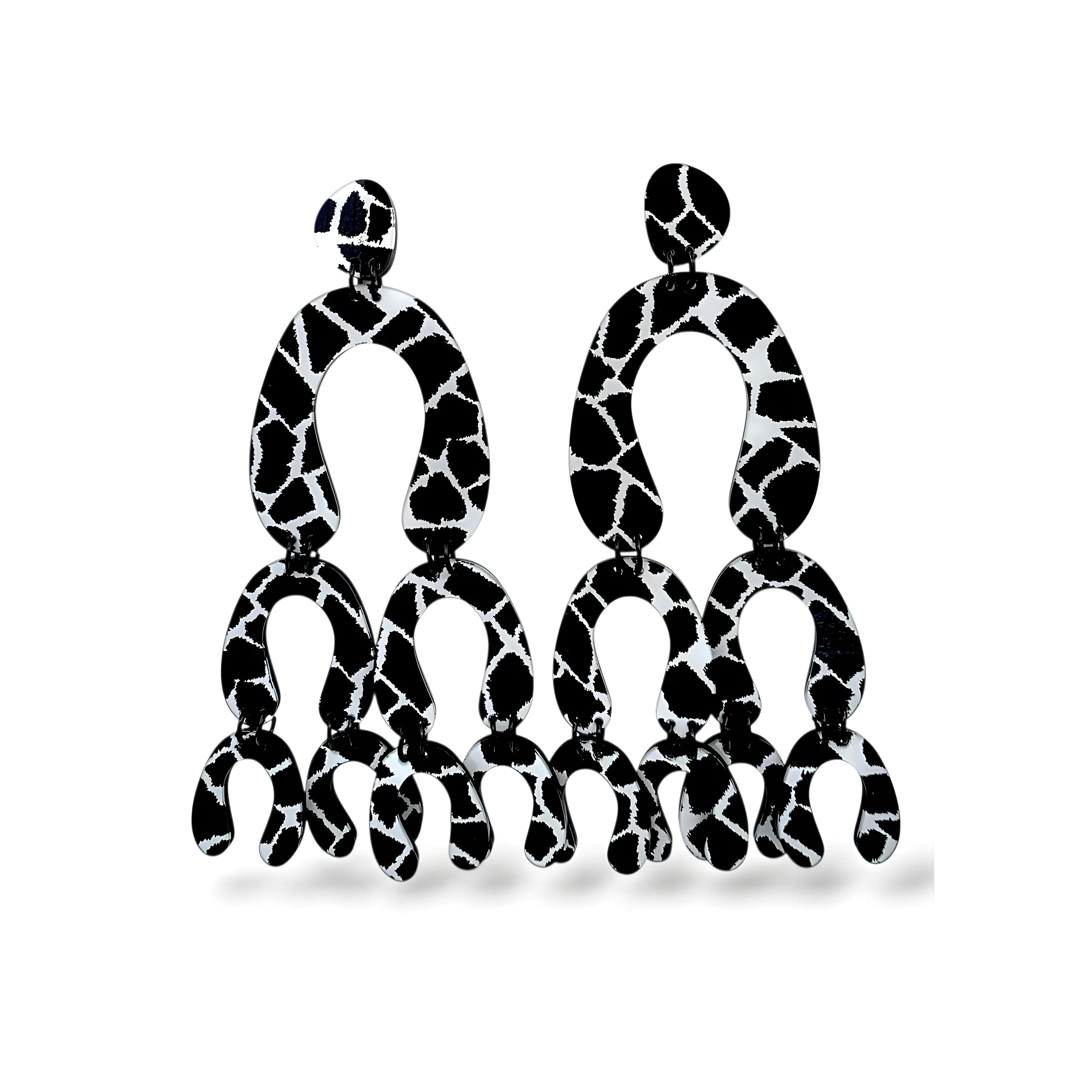 Par de brincos longos articulados com estampa em preto e branco tipo girafa e design moderno