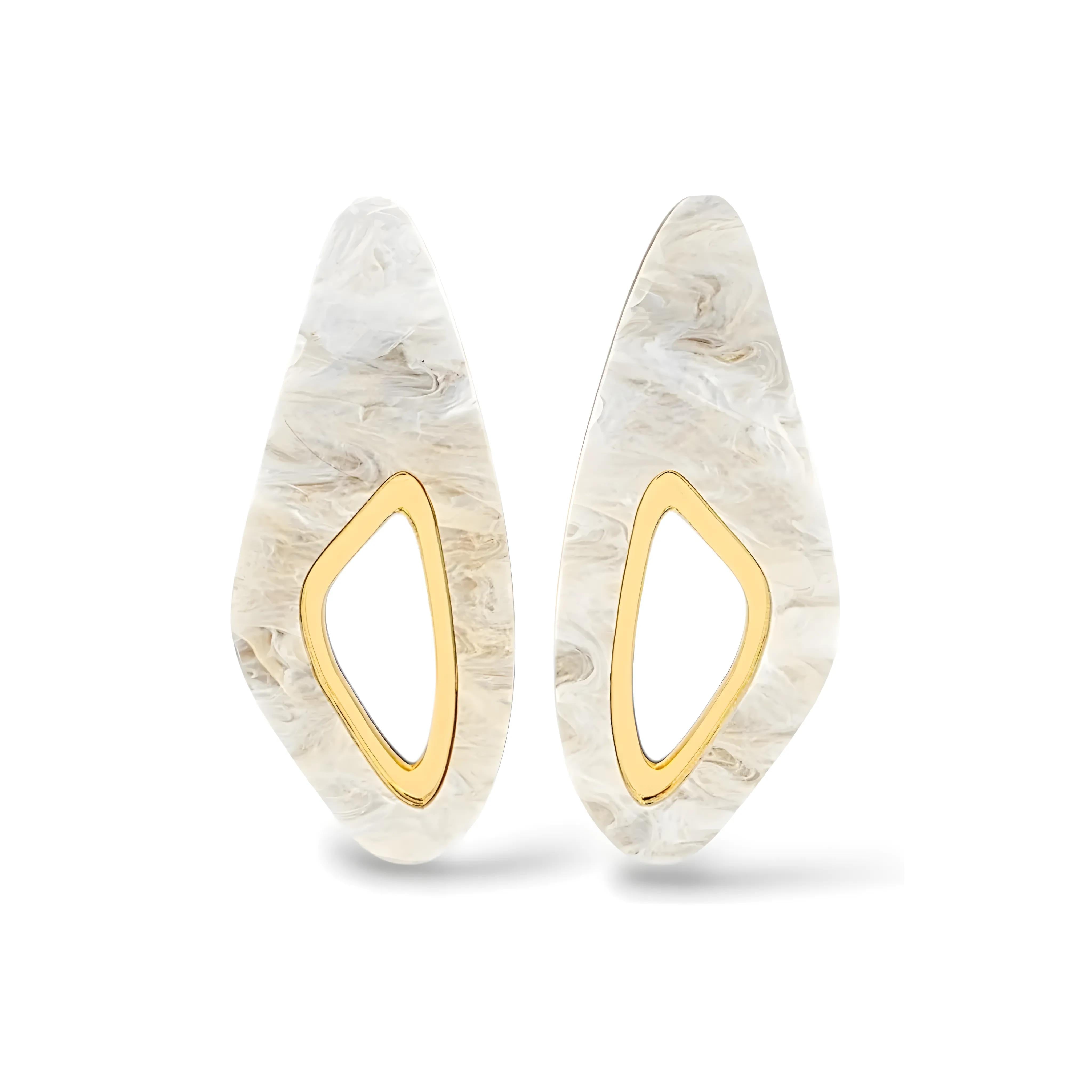 Par de brincos alongados com detalhe vazado dourado e base marmorizada em tons de branco e bege