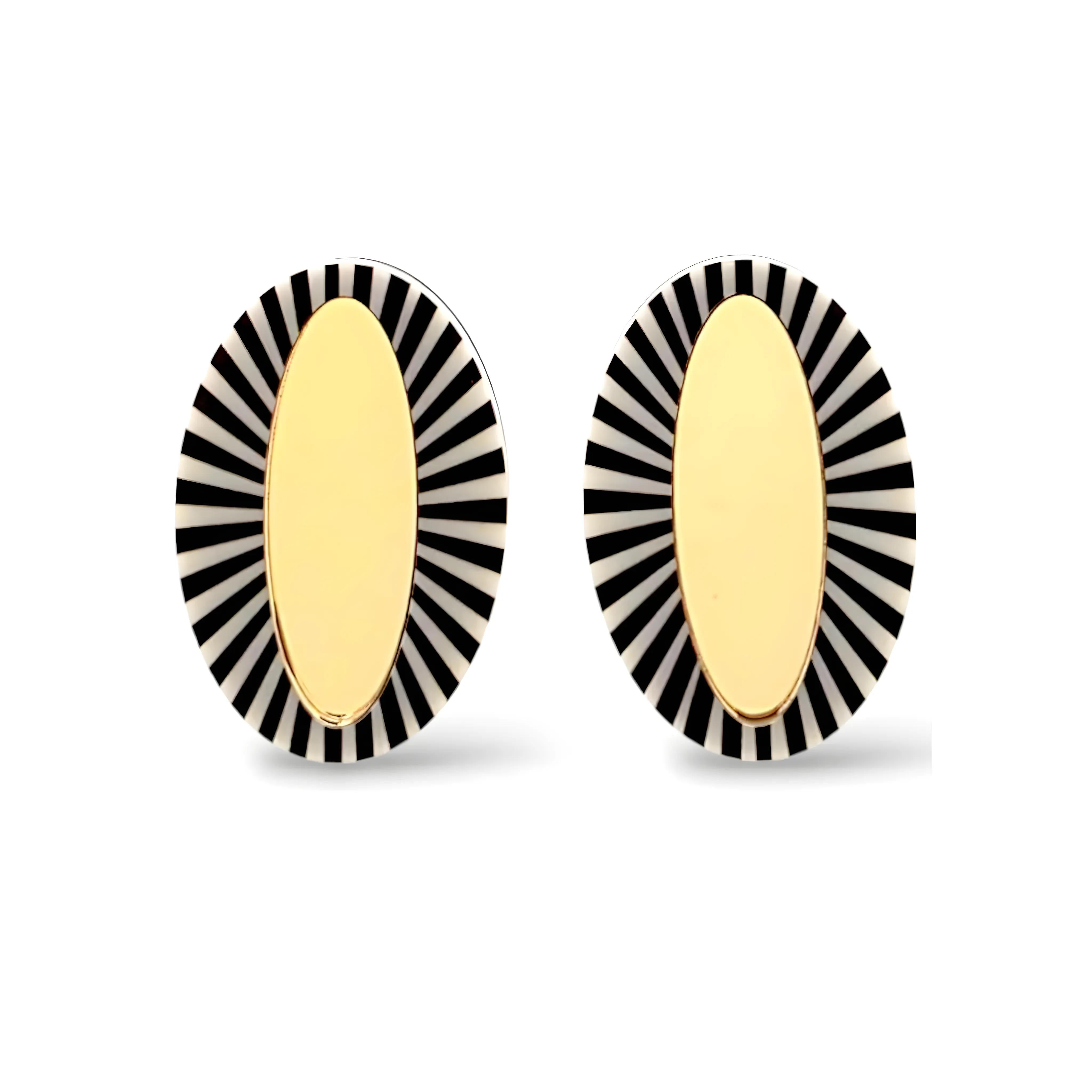 Brinco oval dourado com borda listrada em preto e branco