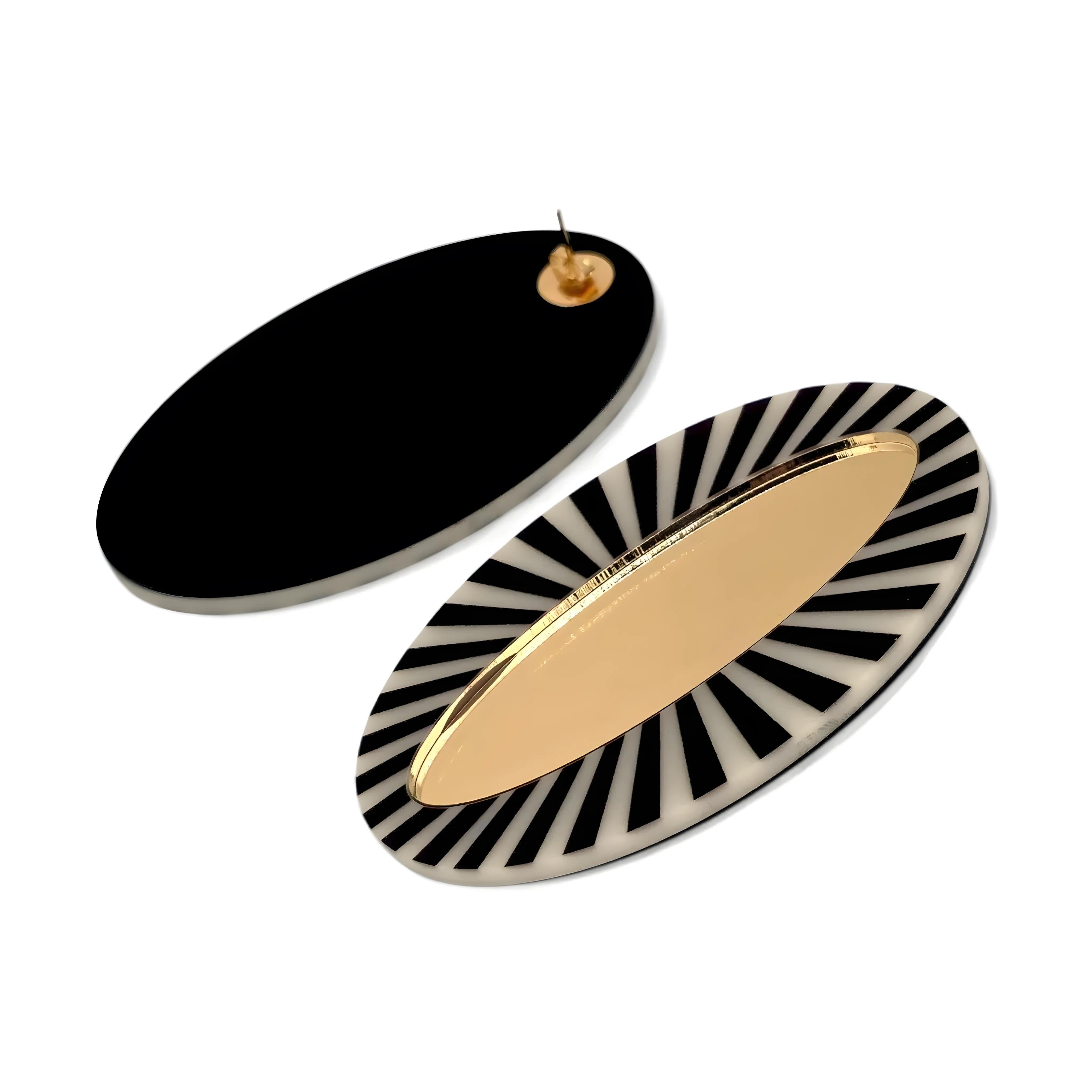 Brinco oval folheado a ouro com borda listrada preta e branca, frente e verso do par