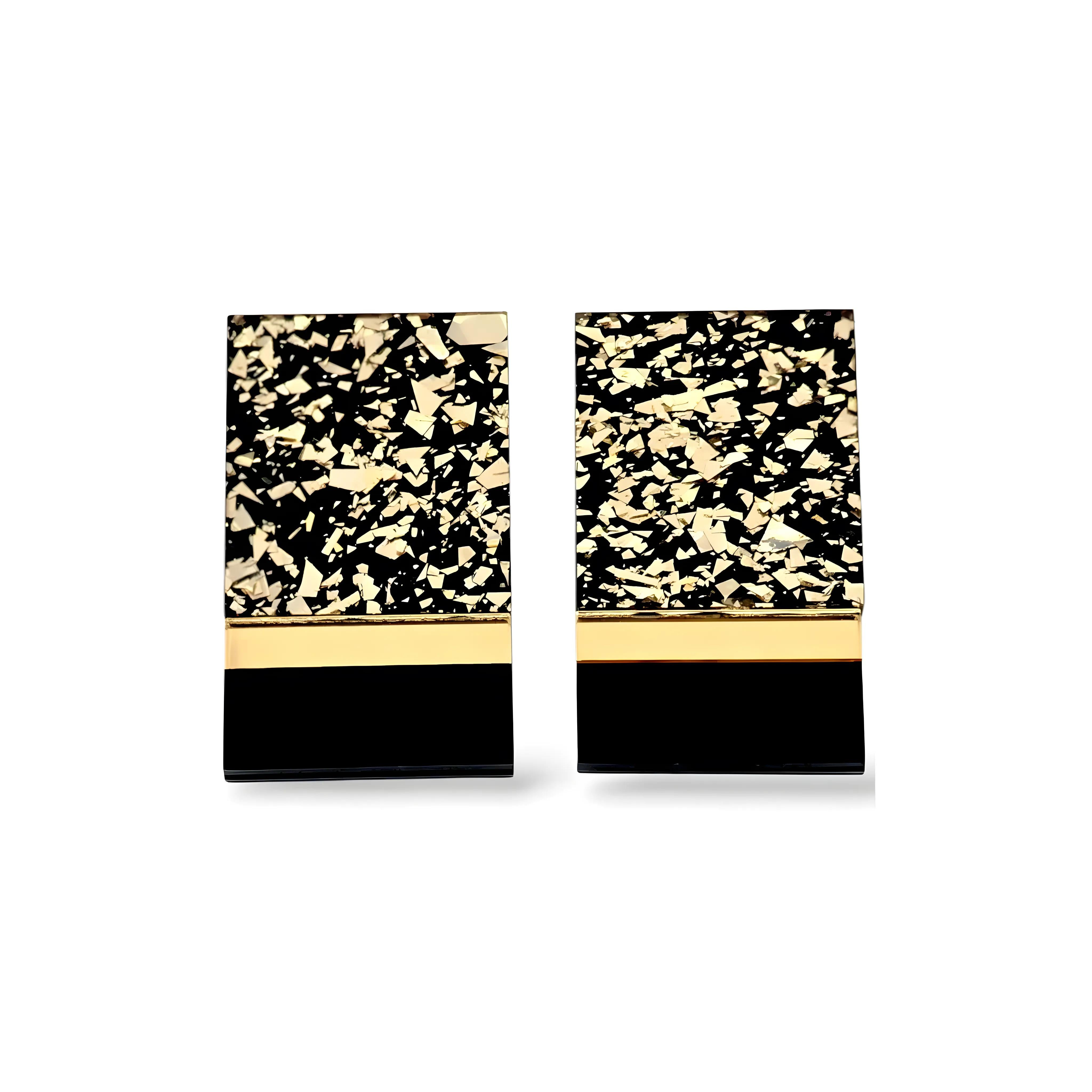 Par de brincos retangulares com parte superior dourada marmorizada e base preta