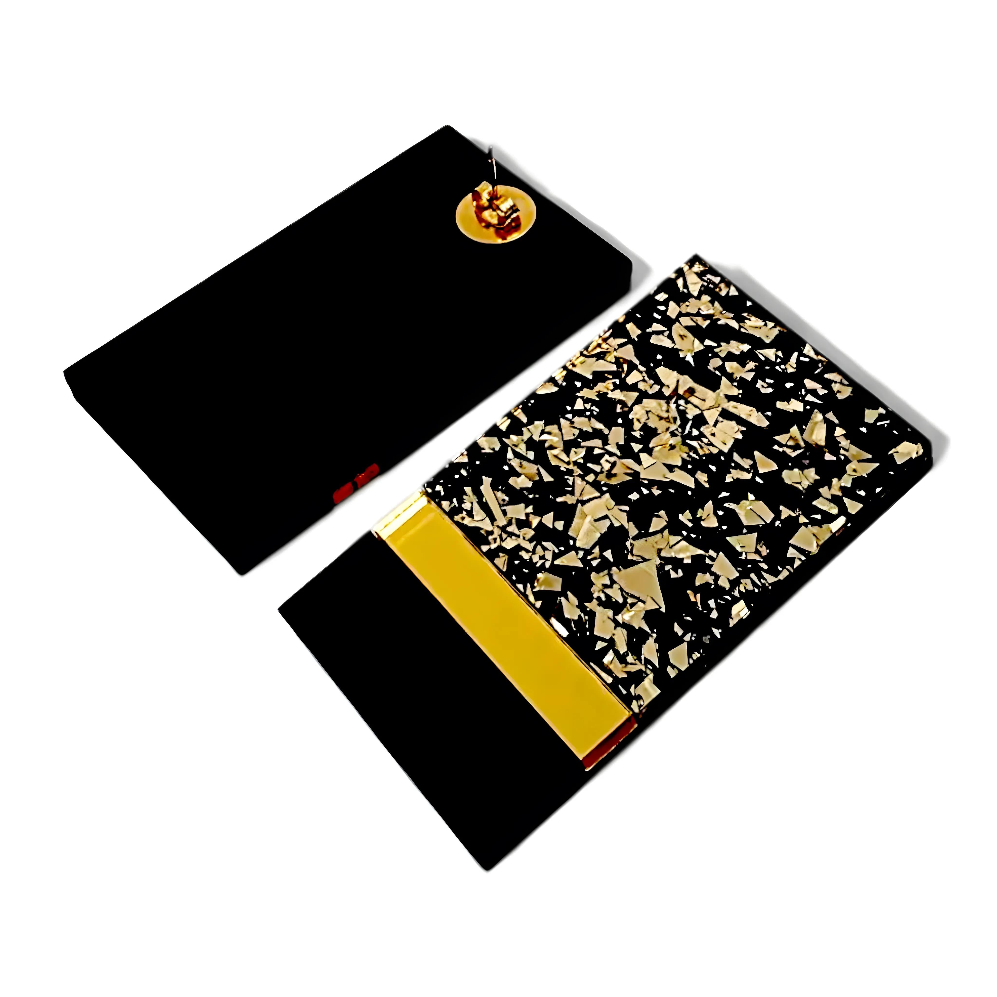 Brincos retangulares com parte superior dourada marmorizada e verso liso preto, mostrando o fecho