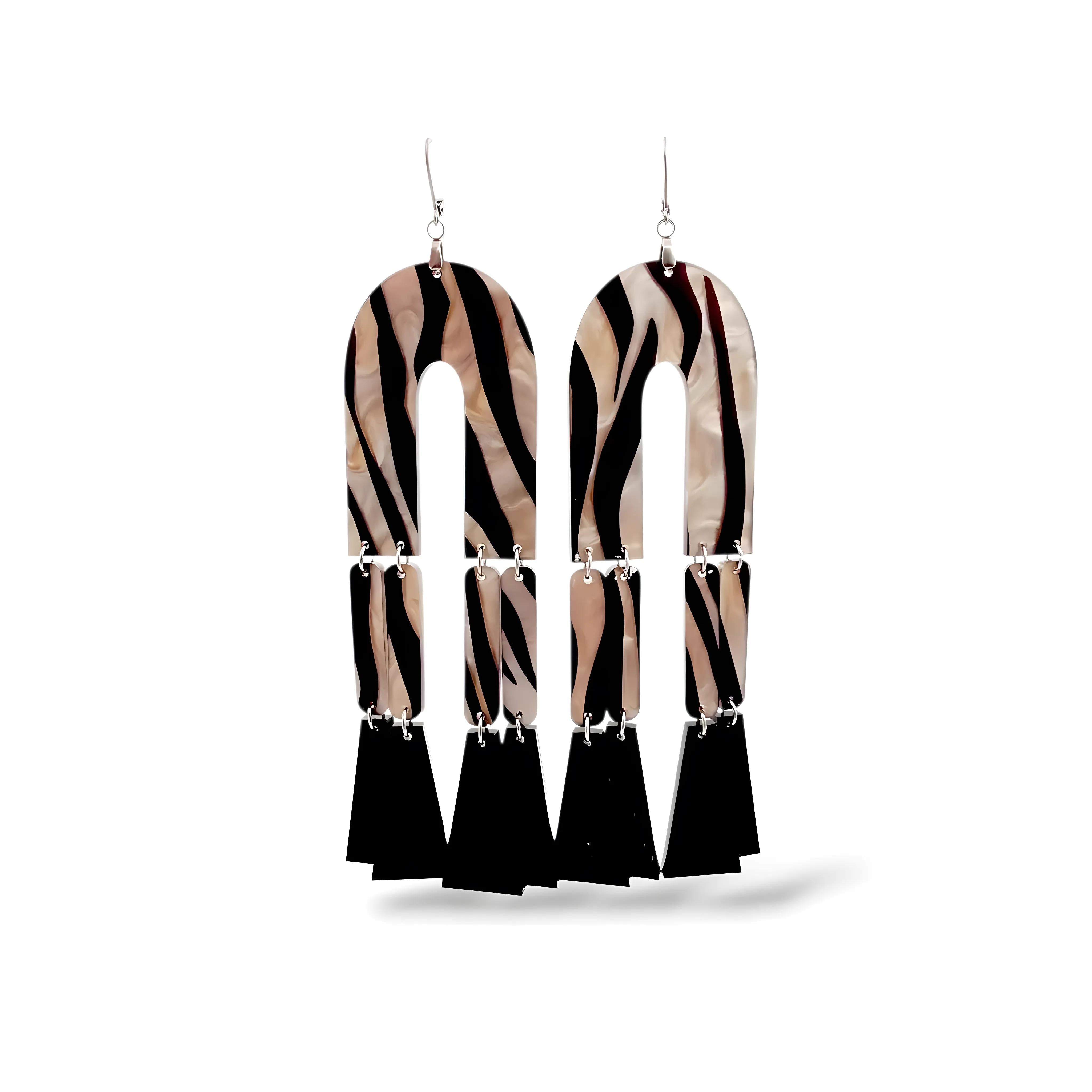 Par de brincos geométricos longos com estampa zebra em preto e branco e detalhe em preto