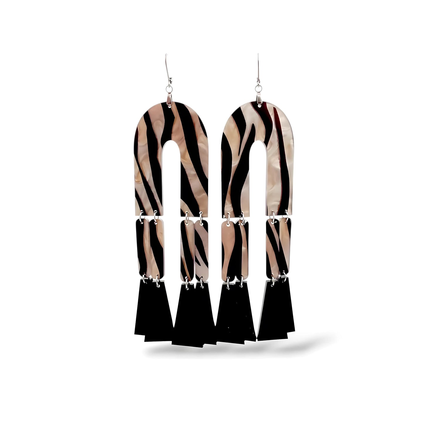 Par de brincos geométricos longos com estampa zebra em preto e branco e detalhe em preto