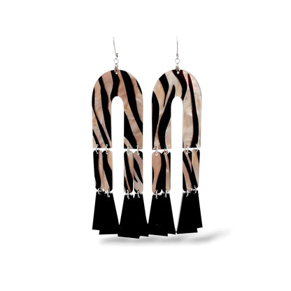 Par de brincos geométricos longos com estampa zebra em preto e branco e detalhe em preto